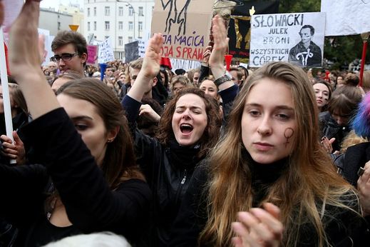 Loňské protesty v Polsku proti plánovaným vládním antikoncepčním opatřením.