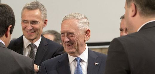 Generální tajemník NATO Jens Stoltenberg (vlevo) a americký ministr obrany James Mattis.