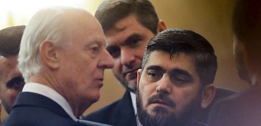 Zvláštní zmocněnec OSN pro hledání mírového řešení konfliktu v Sýrii Staffan de Mistura (vlevo) a zástupce syrských rebelů na jednání v Astaně v lednu.