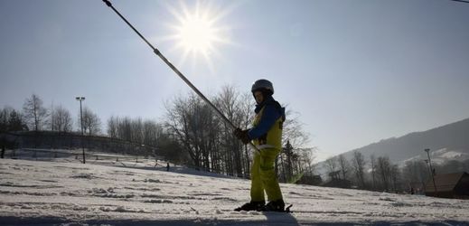 České skiareály slibují na víkendové lyžování dostatek sněhu.