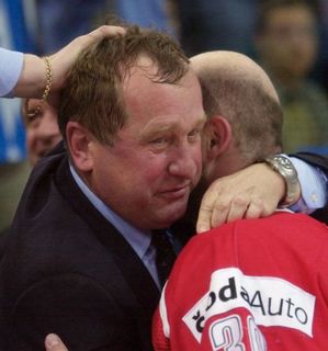 Josef Augusta v objetí s Jiřím Dopitou po vítězství na MS 2001 v Německu.