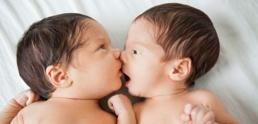 Čtyřiašedesátiletá žena úspěšně porodila zdravá dvojčata (ilustrační foto).