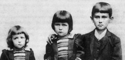Franz Kafka se sestrami Valli (vlevo) a Elli.