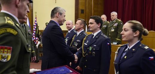 Ministr obrany Martin Stropnický předalával 15. února v Praze záslužné kříže.