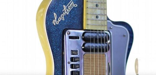 Hmatník kytary je podle sběratele, který kytaru dává do aukce, stále pokryt špínou z Cobainových prstů.