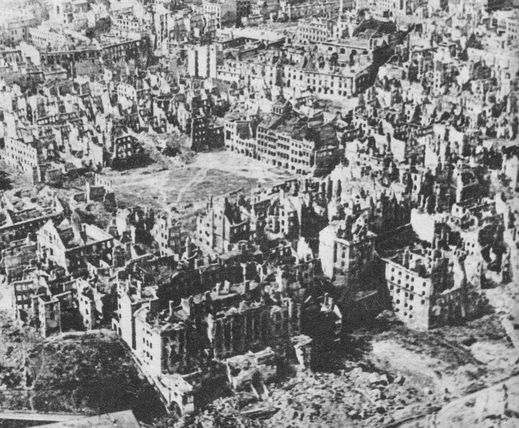 Letecký pohled na varšavské Staré Město, březen 1945.