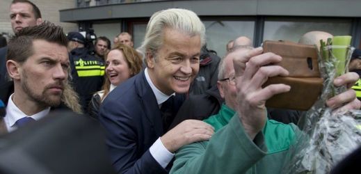 Politik Geert Wilders a jeho příznivec si pořizují selfie.