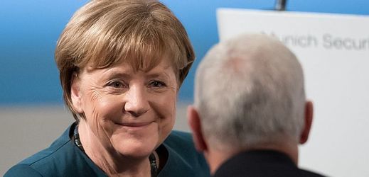 Německá kancléřka Angela Merkelová a americký viceprezident Mike Pence.