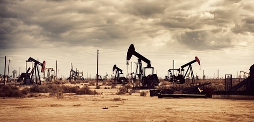 Těžba ropy v poušti.