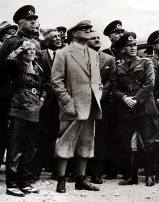 První turecká pilotka Sabiha Gökçenová (vlevo) v roce 1936.