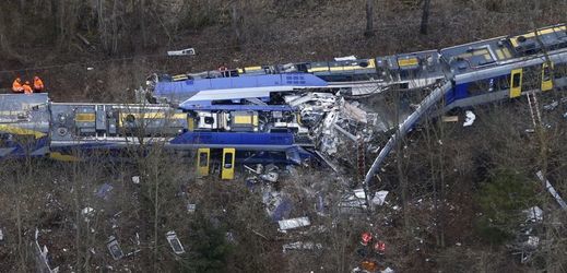 Následky srážky vlaků v Bavorsku.