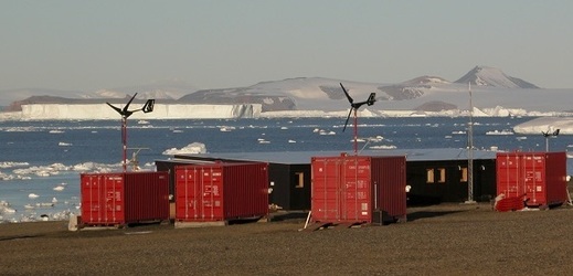 Antarktická stanice Johanna G. Mendela na Ostrově Jamese Rosse.