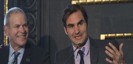Roger Federer (vpravo) na tiskové konferenci v prostorách Staroměstské radnice.