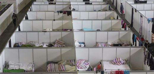 Provizorní uprchlický tábor na letišti Tempelhof.