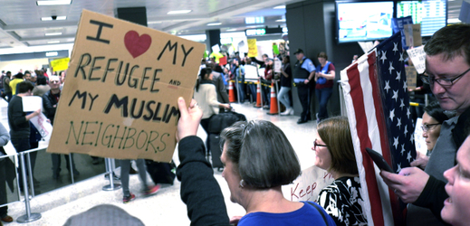 Američtí demonstranti zdraví pasažéry na mezinárodním letišti ve Washingtonu a vyjadřují podporu přistěhovalcům.