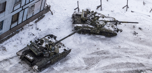Ukrajinské tanky ve městě Avdijivka na východní Ukrajině.