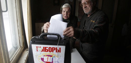 Ruské volby v obci Lomakino, Smolenská oblast v západním Rusku.