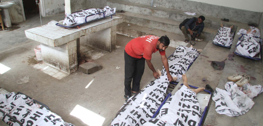 Mrtvá těla teroristů zabitých při přestřelce s Rangers v márnici nemocnice Jinnah v Karáčí.