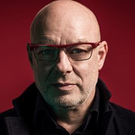 Britský umělec Brian Eno se narodil roku 1948 v anglickém městě Woodbridge.