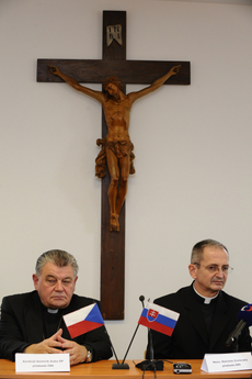 Kardinál Dominik Duka (vlevo) a Stanislav Zvolenský na společném zasedání České biskupské konference a Konferencie biskupov Slovenska.