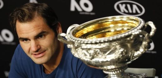 Roger Federer s pohárem pro vítěze Australian open.