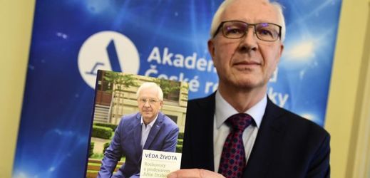 Jiří Drahoš se svou novou knihou nazvanou Věda života - Rozhovory s profesorem Jiřím Drahošem.