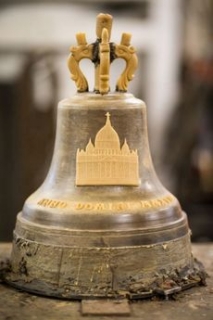 Třiceticentimetrový zvon s pečetí, která připomene letošní 175. výročí značky.