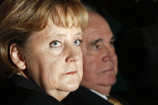 Walter Kohl přitom tvrdí, že mu jeho otec kdysi ukázal záznamy předsednictva CDU, ze kterých vyplývá, že se Merkelová na začátku aféry interně přimlouvala za to, aby strana nenechala Kohla na holičkách a hlavně ochránila jeho rodinu.