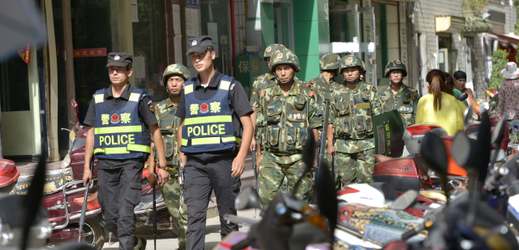 Čínská vláda v oblasti Sin-ťiang zpřísňuje bezpečnostní opatření. Na snímku vojáci a policisté ve městě Kašgar.