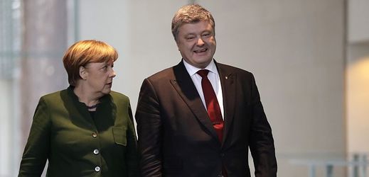 Ukrajinský prezident Petro Porošenko a německá kancléřka Angela Merkelová.