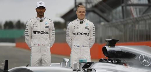 Jezdci Lewis Hamilton a Valteri Bottas pózují s novou formulí Mercedesu.