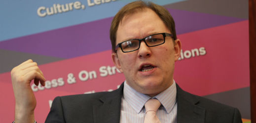 Kandidát opoziční Labouristické strany Gareth Snell.