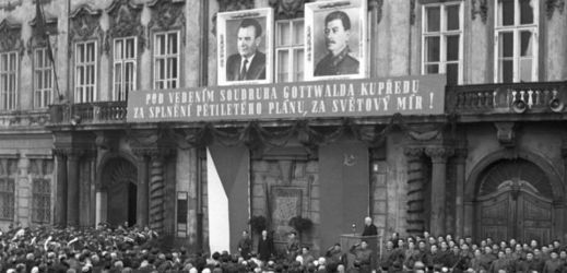 Klement Gottwald na Staroměstském náměstí v roce 1948. 
