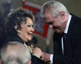 Prezident Zeman předává vyznamenání Jiřině Bohdalové.