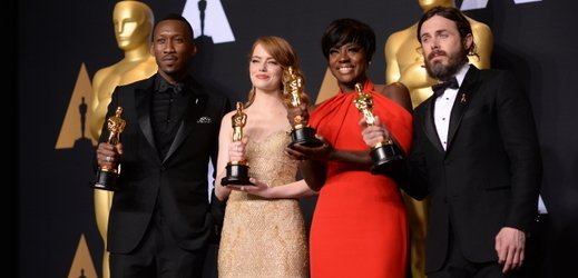 Vítězní herci. Zleva Mahershala Ali, Emma Stoneová, Viola Davisová a Casey Affleck.