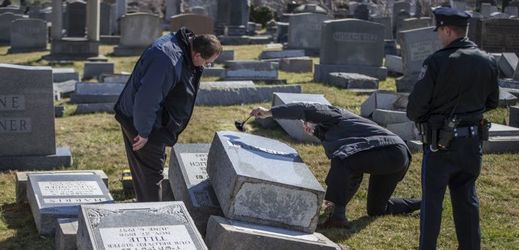 Neznámí útočníci znesvětili židovský hřbitov v americké Filadelfii.