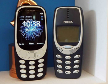 Srovnání původního a nového modelu telefonu Nokia 3310.