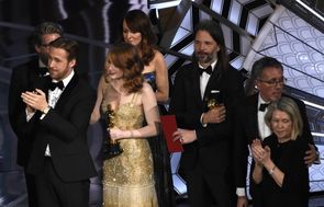 Herec Ryan Gosling a herečka Emma Stone gratulují tvářím vítězného filmu Monnlight.