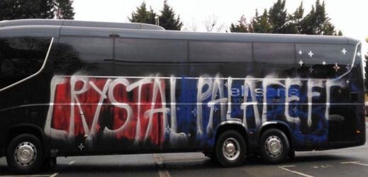 Posprejovaný autobus fotbalistů Crystal Palace.