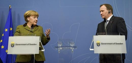 Sociálnědemokratický premiér Švédska Stefan Löfven při setkání s německou kancléřkou Angelou Merkelovou.