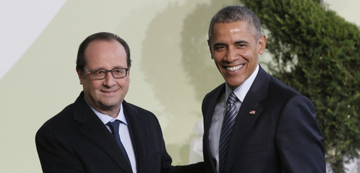 Francouzský prezident Françoise Hollande (vlevo) a bývalý šéf Bílého domu Barack Obama.