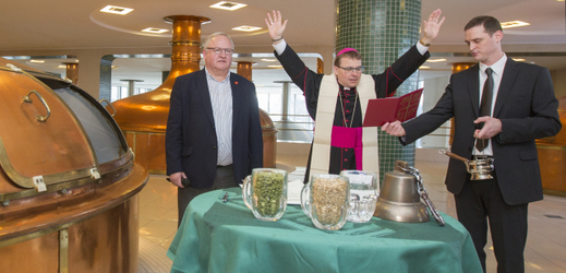 Velikonoční várce piva pro Vatikán požehnal plzeňský biskup Tomáš Holub (uprostřed).