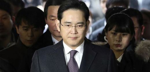 Šéf Samsung Group I Če-jong bude obviněn z úplatkářství a zpronevěry.