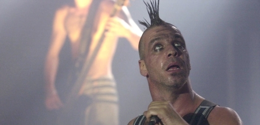 Zpěvák německé skupiny Rammstein Till Lindemann při koncertě, který se konal roku 2001 v pražské Paegas Areně.