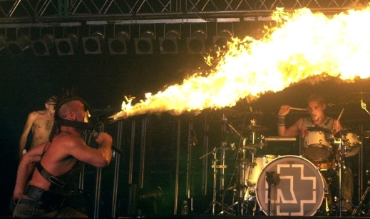 Zpěvák Till Lindemann chrlí oheň při koncertě německé skupiny Rammstein v pražské Paegas aréně.