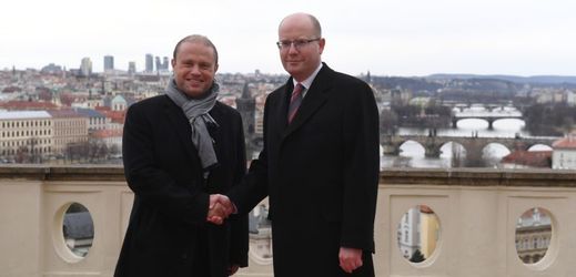 Premiér B. Sobotka se svým maltským protějškem J. Muscatem.