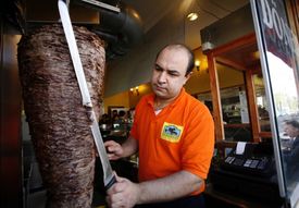 Kebab je grilované jídlo původem z Blízkého východu.
