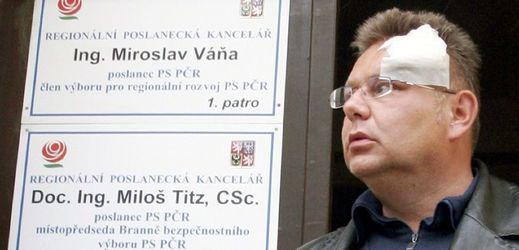 Poslanec Miroslav Váňa po napadení neznámým útočníkem.