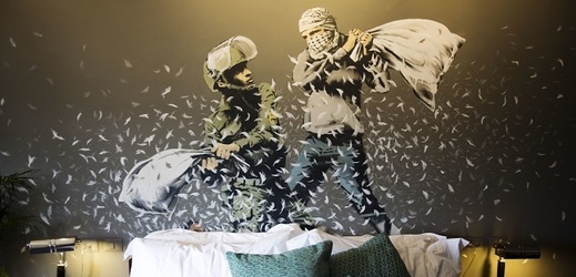 O výzdobu se postaral sprejer Banksy.