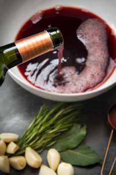 Italský recept přípravy králíka musí obsahovat červené víno, rozmarýn a olivový olej.